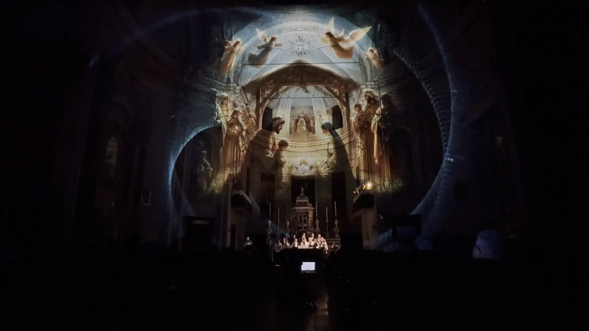 Luccicanti — facciata di chiesa trasformata da proiezioni di luce e immagini, spettacolo immersivo SUONO E LUCE