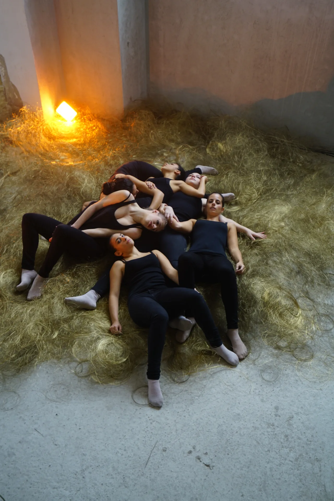 Danzatrici sdraiate su chilometri di filo d'ottone per elettroerosione alla ex centrale termoelettrica di Daste e Spalenga — teatro-danza e patrimonio industriale, Civiltà Industriale SUONO E LUCE