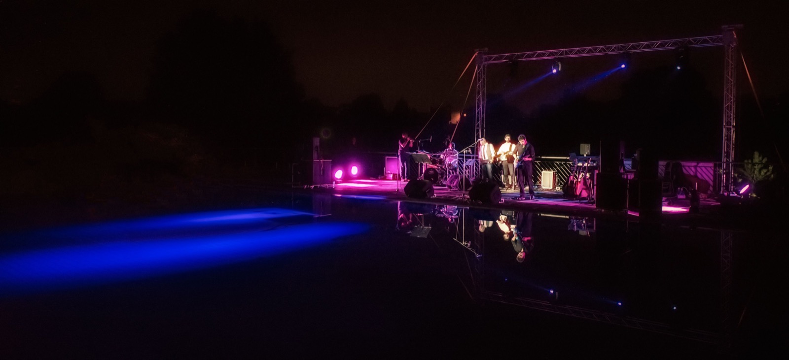 Palco jazz con piscina blu e americane, campo largo — produzione tecnica completa per concerto all'aperto, Note sull'Acqua Pavia, SUONO E LUCE