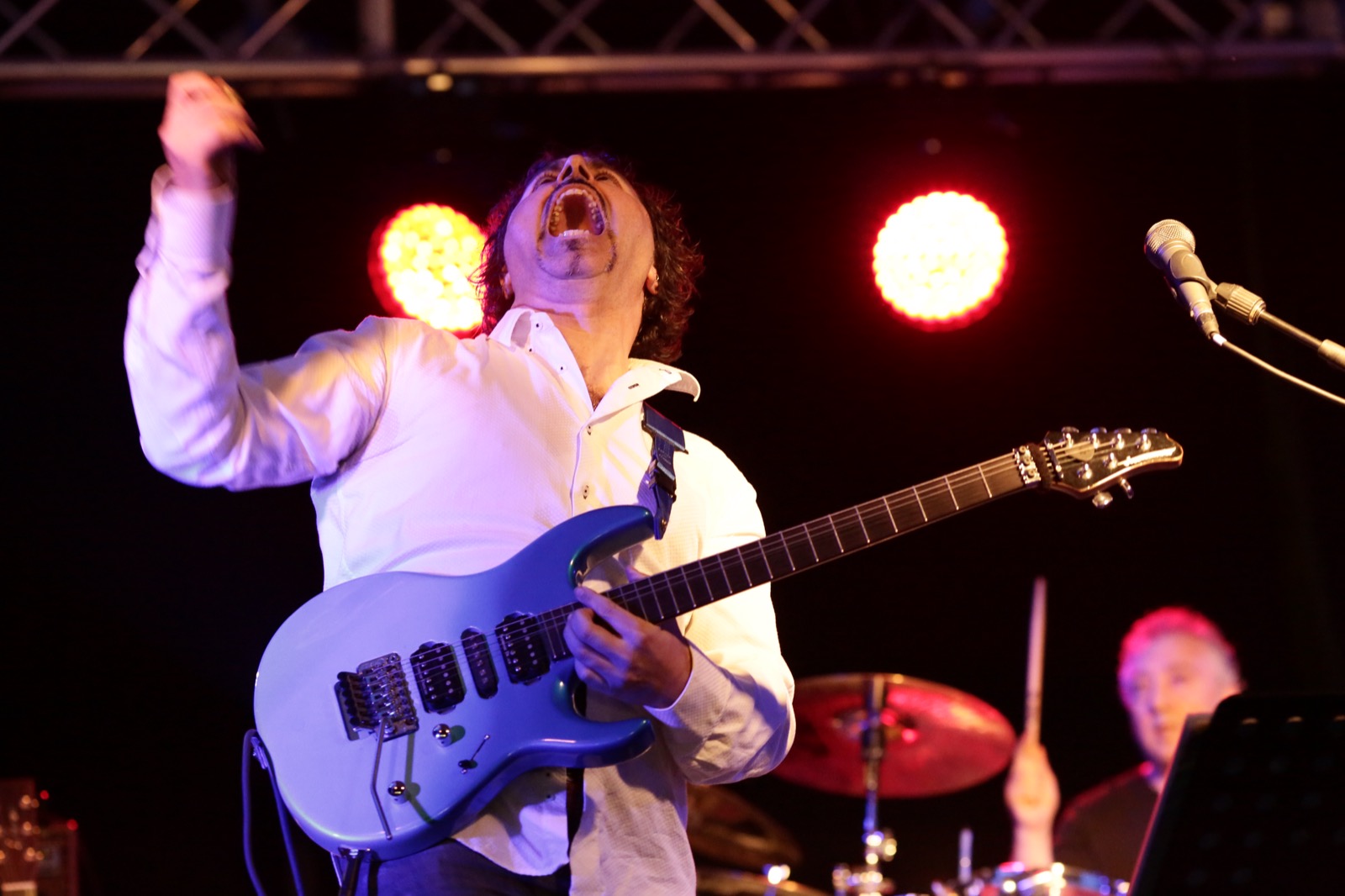 Gabor Lesko alla chitarra in momento di energia pura — concerto jazz all'aperto, Parco della Trucca Bergamo, SUONO E LUCE