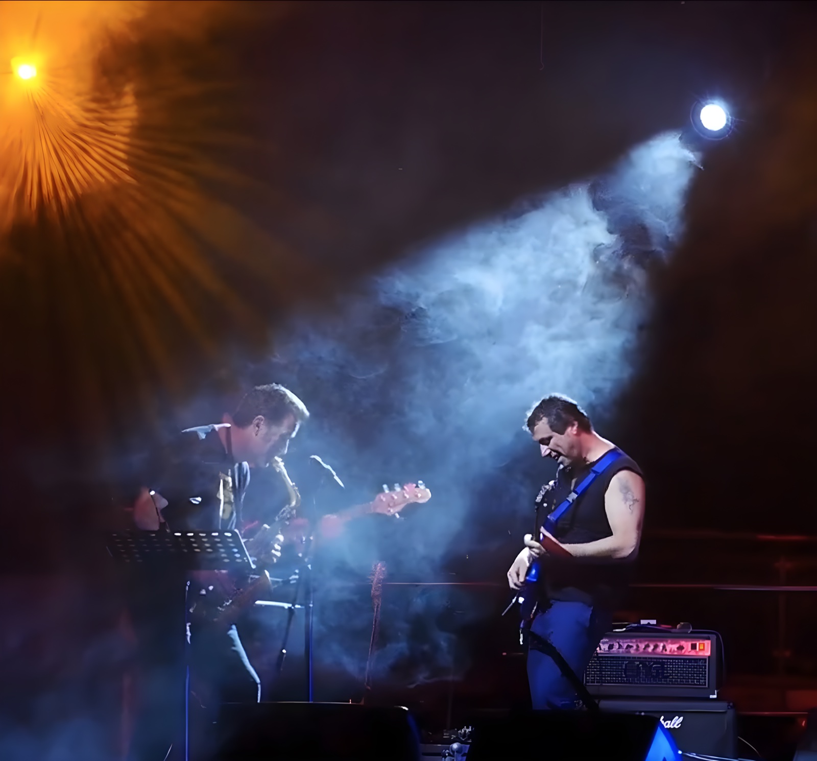 Gabor Lesko e Eric Marienthal in duetto, fascio di luce singolo — jazz internazionale, Note sull'Acqua Pavia, SUONO E LUCE