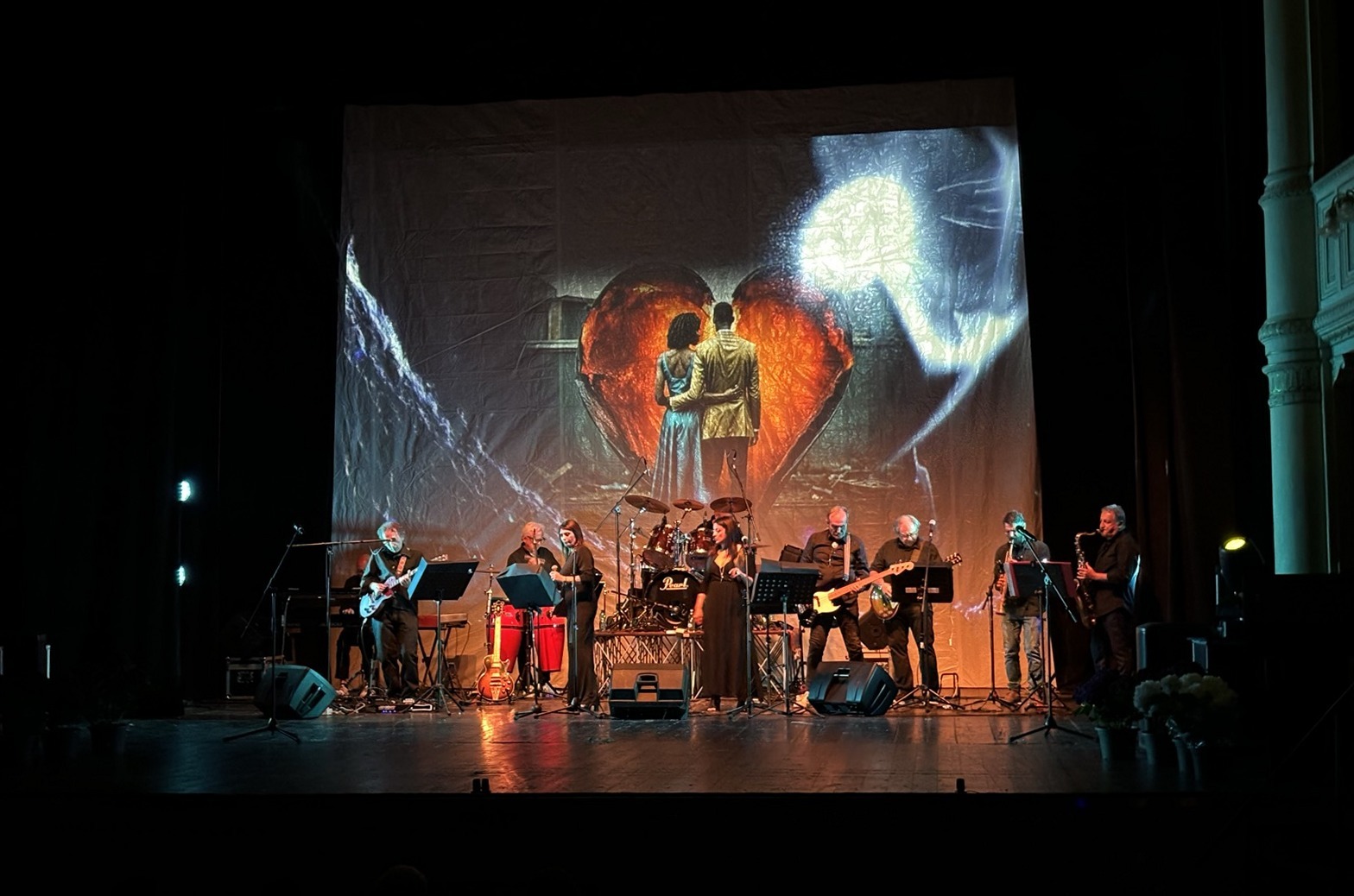 Band di 11 medici con videoproiezione immersiva al Teatro Signorelli di Cortona — concerto di beneficenza, produzione completa SUONO E LUCE
