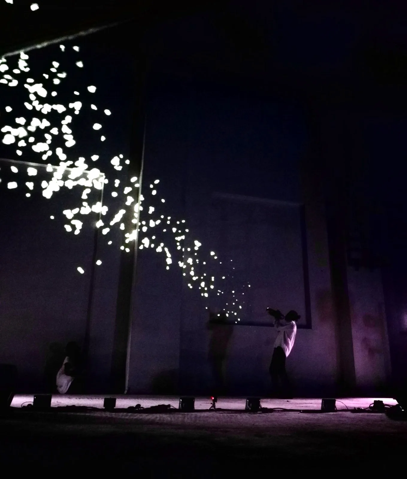 Trombettista suona dal vivo mentre scie di comete, pianeti e onde luminose proiettate reagiscono alla musica — suono e immagine digitale convergono in tempo reale, Danza Liquida SUONO E LUCE