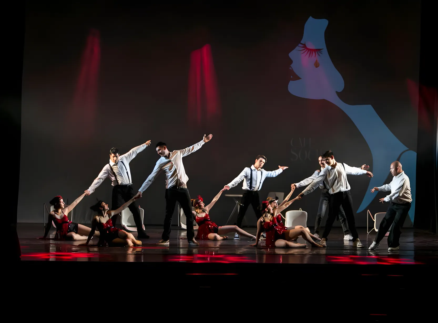 Coreografia di gruppo in stile anni '20 con proiezione art déco e luci rosse — videoproiezione scenica e light design SUONO E LUCE
