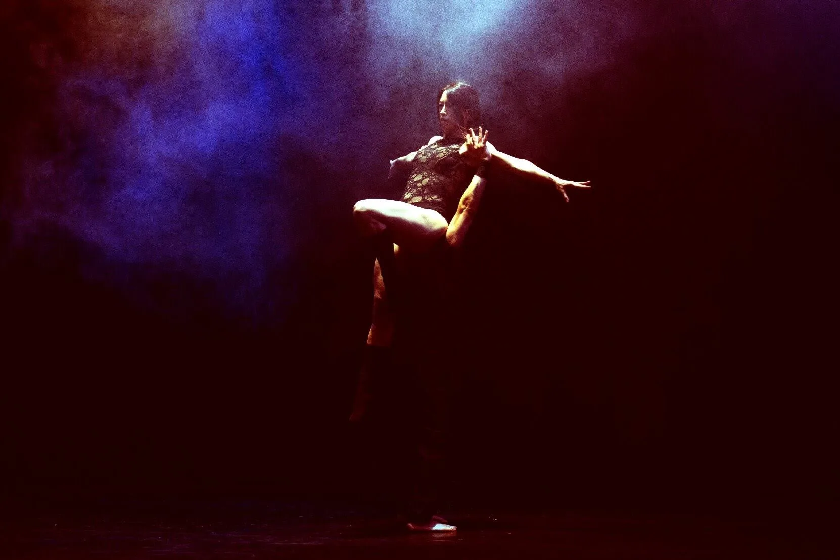 Pas de deux con fumo rosso e blu e lift drammatico — light design e fumo scenico per la danza, SUONO E LUCE