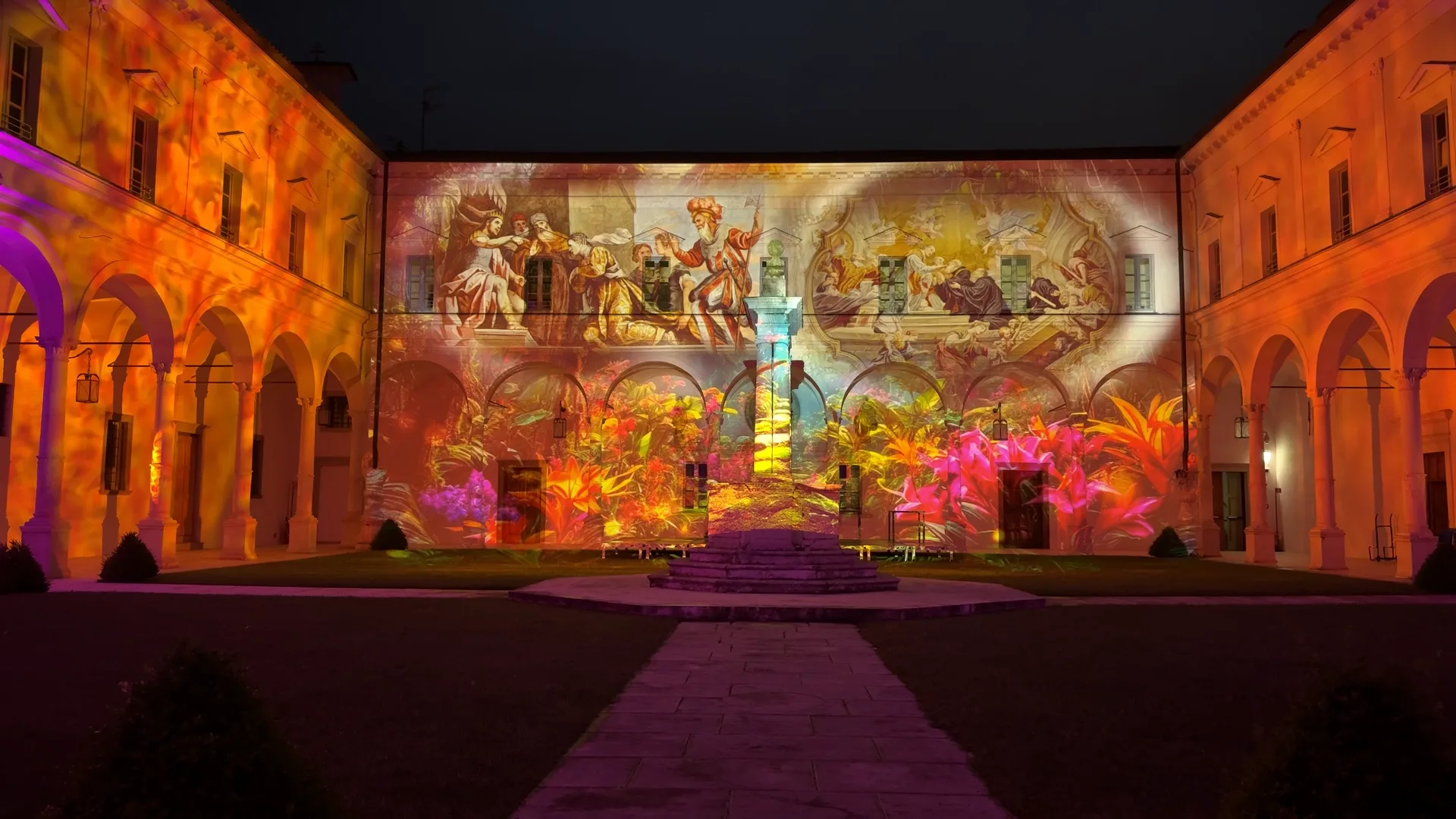 Dipinti e affreschi dell'Abbazia proiettati con vegetazione tropicale in arancio e verde — videomapping architetturale per la valorizzazione del patrimonio culturale, Abbazia di San Paolo d'Argon, SUONO E LUCE